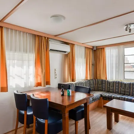 Chalet For 2 At The Beach